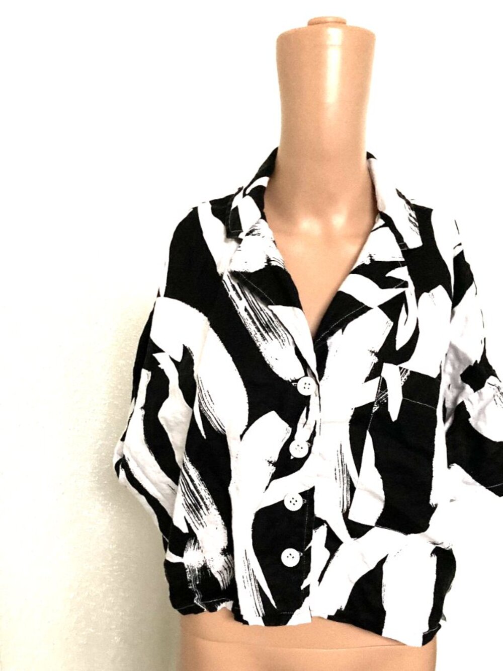 DKNY Women's Black White Linen Cropped Button Up Shirt